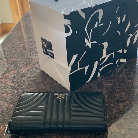 2XHP🌟NWT PRADA black leather diagramme zip around - Picture 8 of 8